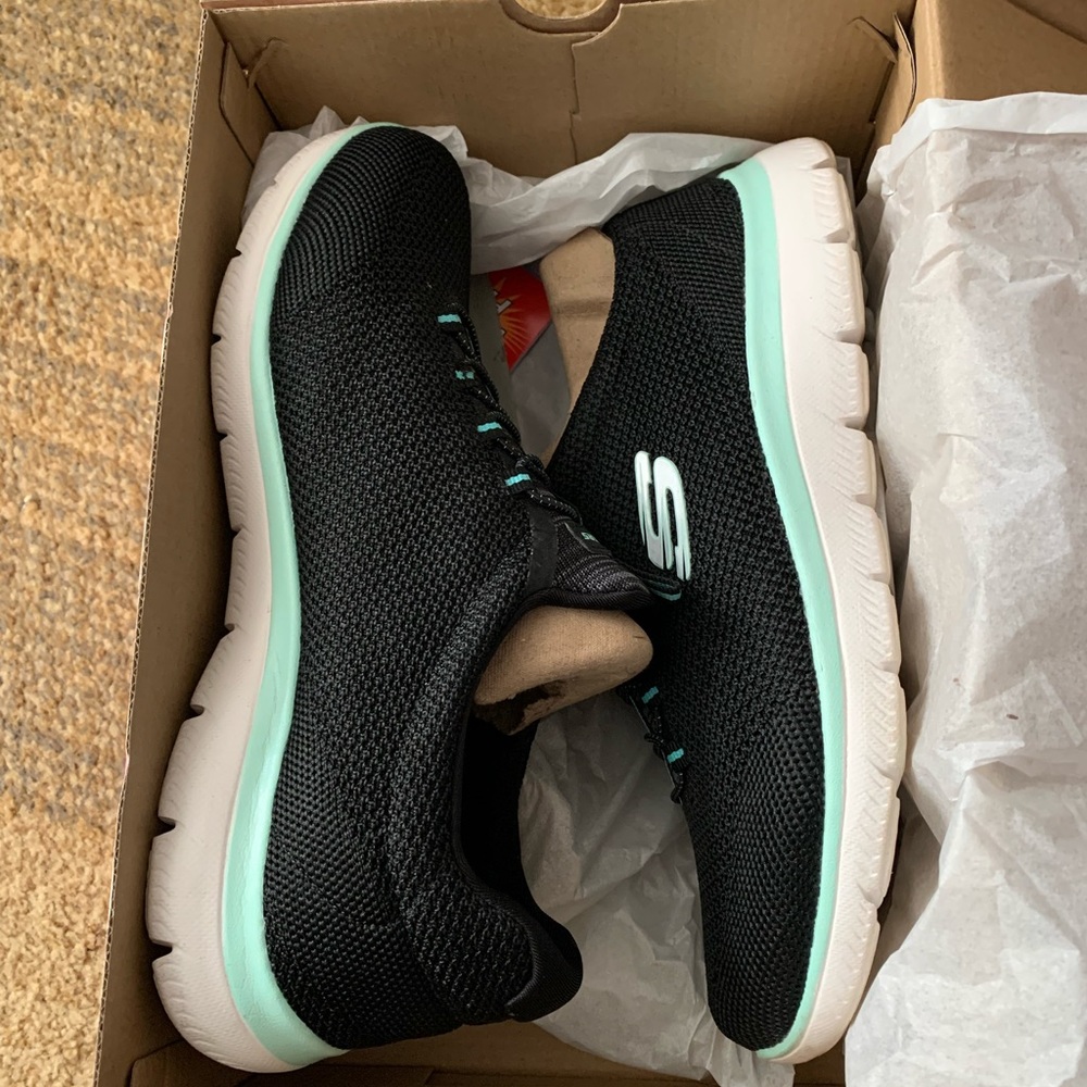SKECHERS NIB 9.5 Wide Summit cool classic shoes in black & turquoise